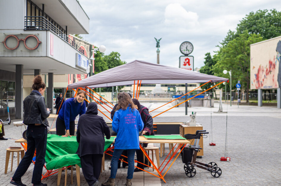 Klappi in Aktion beim Näh-Workshop mit der lokalen Nachbarschaft auf dem Mehringplatz